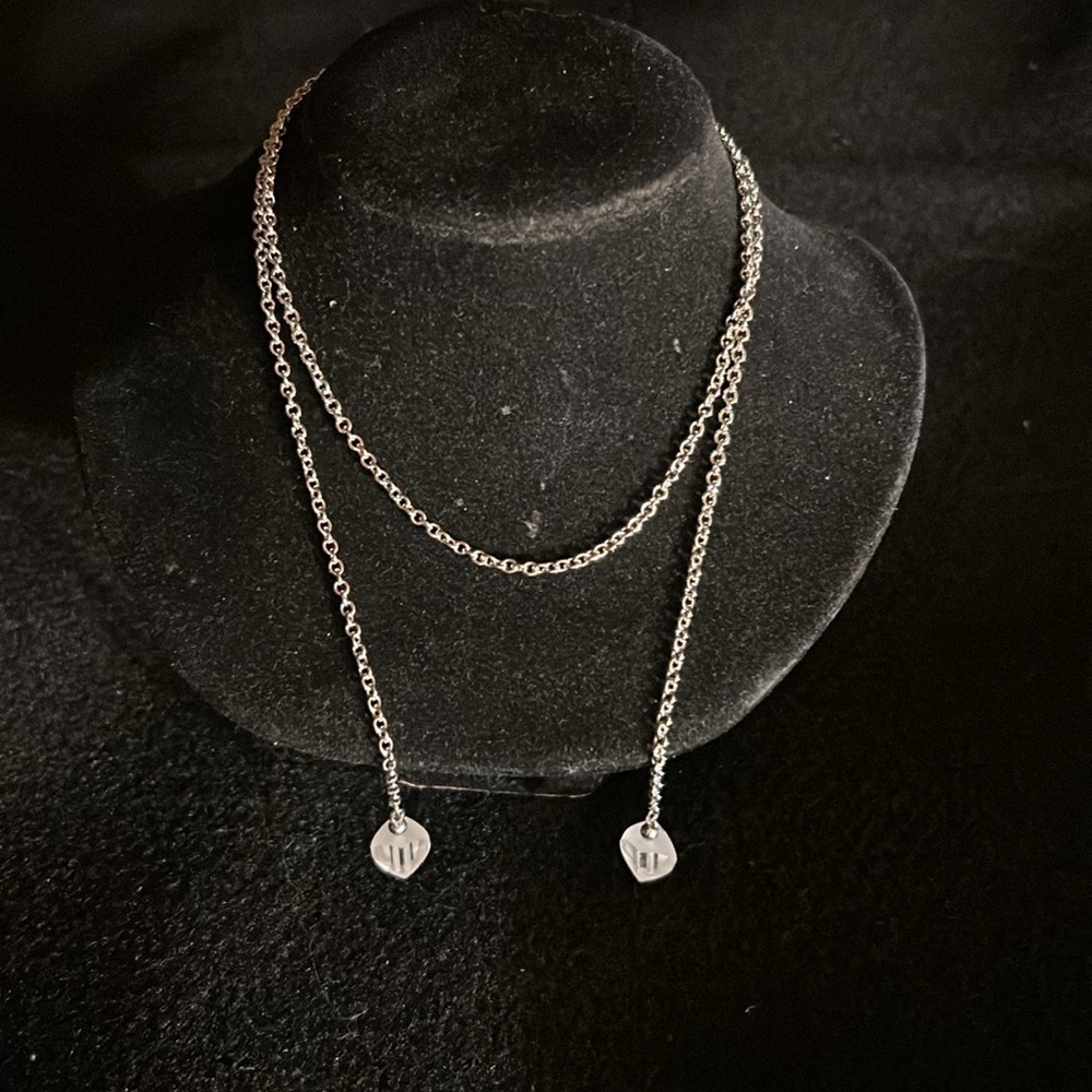 Sliver tone necklace without a clasp